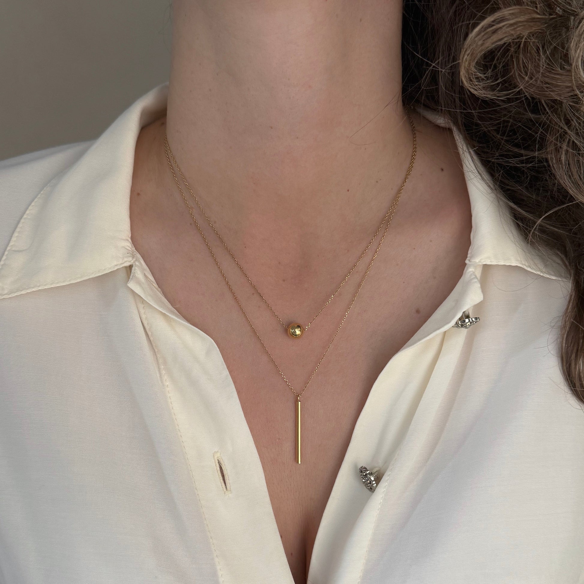 Zoe dvostruki lancic cini layering jednostavnim. Sastoji se od dva lancica od kojih svaki ima svoj privjesak. 