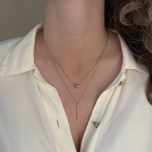 Zoe dvostruki lancic cini layering jednostavnim. Sastoji se od dva lancica od kojih svaki ima svoj privjesak. 