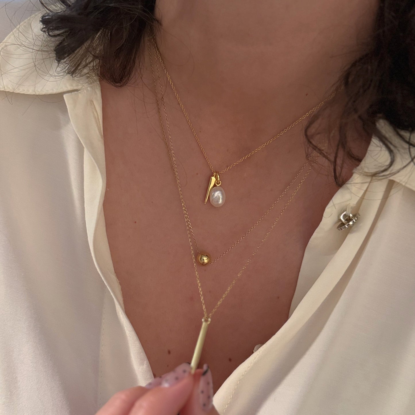 Zoe dvostruki lancic cini layering jednostavnim. Sastoji se od dva lancica od kojih svaki ima svoj privjesak. 