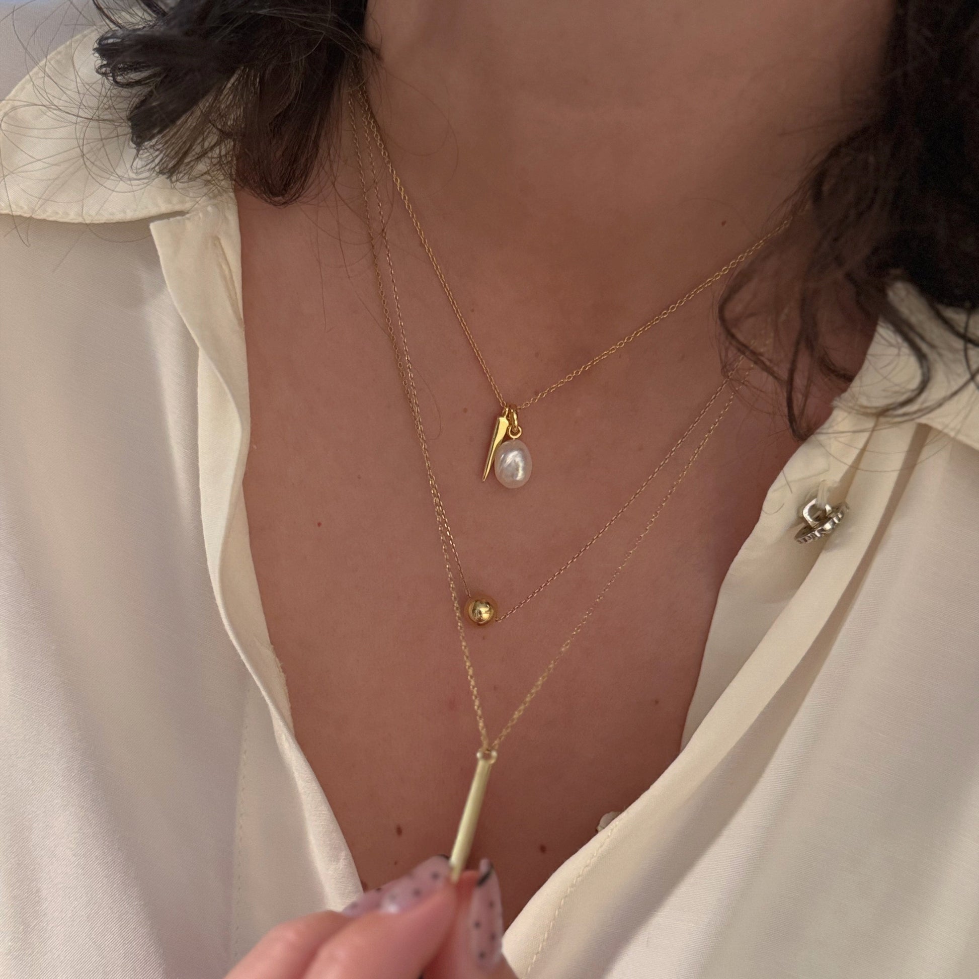 Zoe dvostruki lancic cini layering jednostavnim. Sastoji se od dva lancica od kojih svaki ima svoj privjesak. 